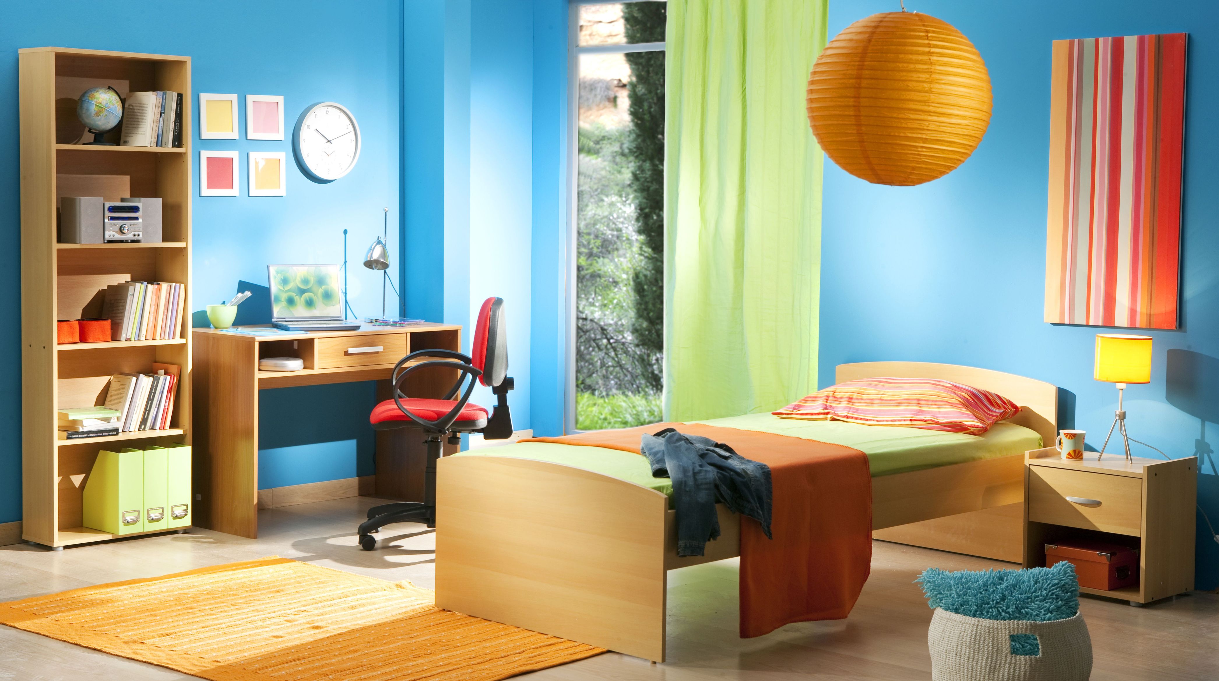 chambre enfant bleu clair accessoires colorés